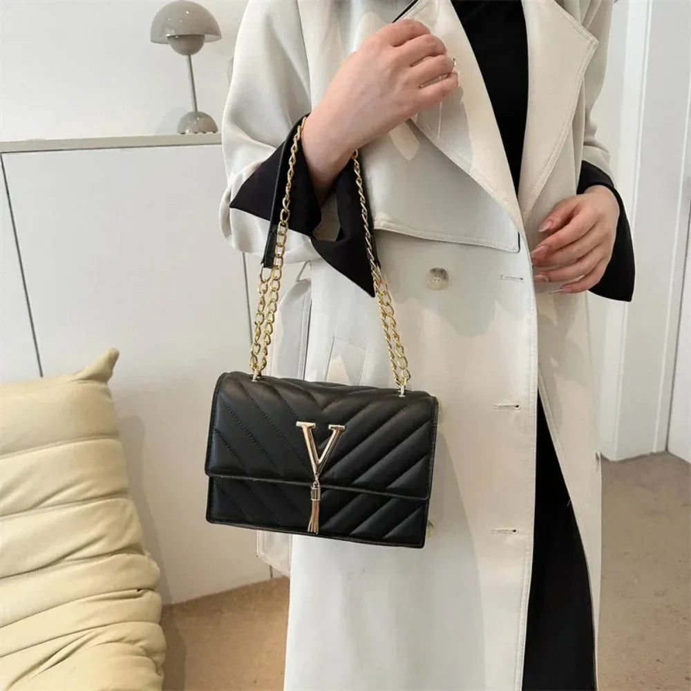 22*15*7cm Versatile Small V shaped Luxury Small HandBag Designer Women's Tote Bags Fashion Popular Chain Shoulder Crossbody Bag